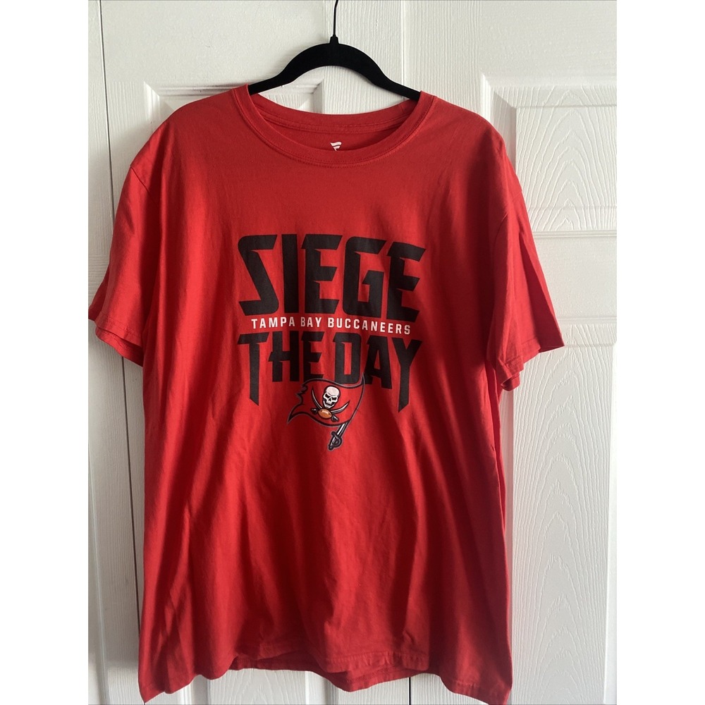 Fanatics Mens XL Tampa Bay Buccaneers Siege The Day Red Graphic Tee Game Day NFL